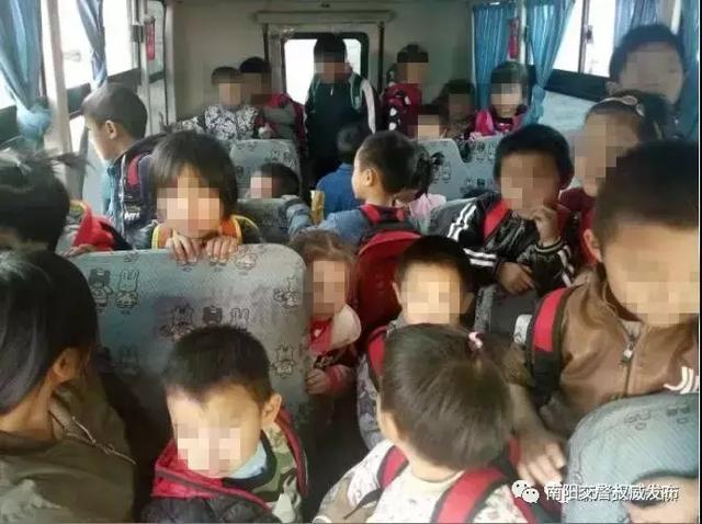 南陽一男子太猖狂！開“黑校車”還超員，刑拘你們虧不虧？