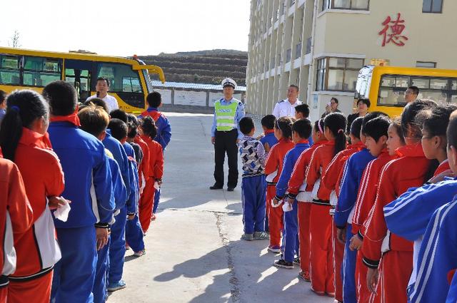 乳山市午極鎮(zhèn)中心學(xué)校開(kāi)展校車(chē)安全應(yīng)急演練活動(dòng)/ 乳山市午極鎮(zhèn)中心學(xué)校開(kāi)展校車(chē)安全應(yīng)急演練活動(dòng)