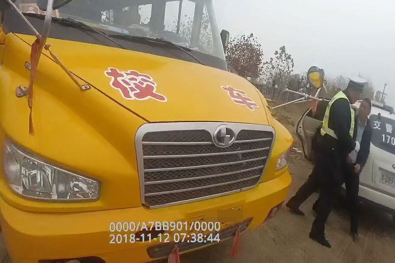 吃驚！校車司機(jī)醉酒駕駛 拉著一車孩子去上學(xué)