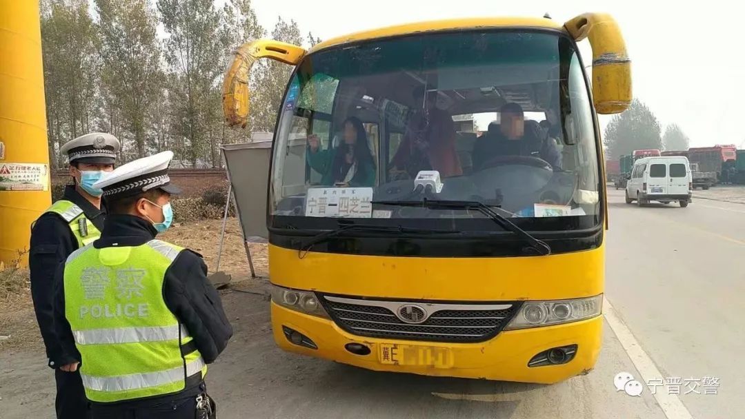 寧晉交警嚴(yán)查客車、校車等重點(diǎn)車輛 凈化道路交通環(huán)境