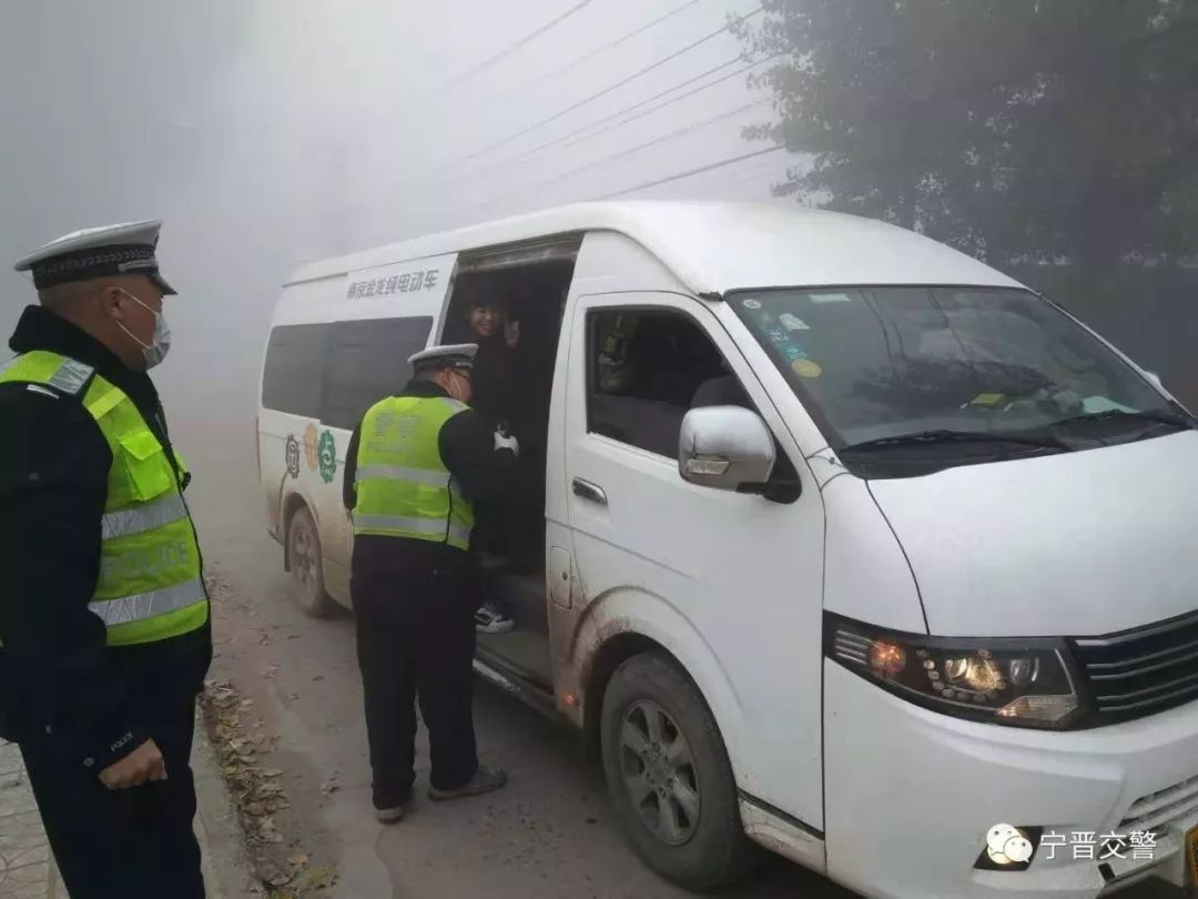 寧晉交警嚴(yán)查客車、校車等重點(diǎn)車輛 凈化道路交通環(huán)境