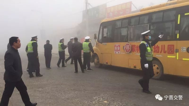 寧晉交警嚴(yán)查客車、校車等重點(diǎn)車輛 凈化道路交通環(huán)境