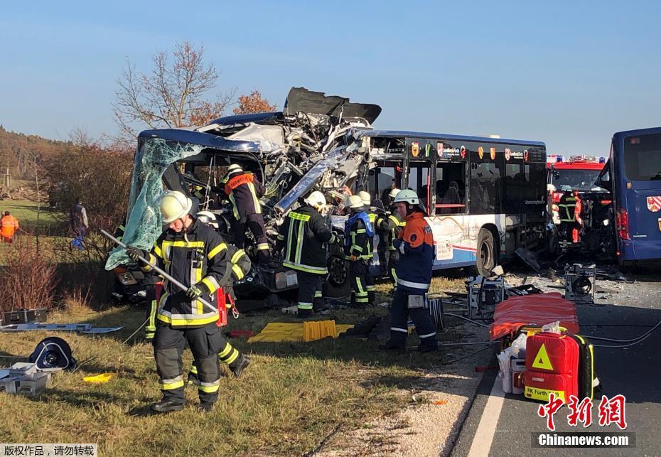德國兩輛校車迎面相撞 導(dǎo)致約40人受傷5人傷勢嚴(yán)重