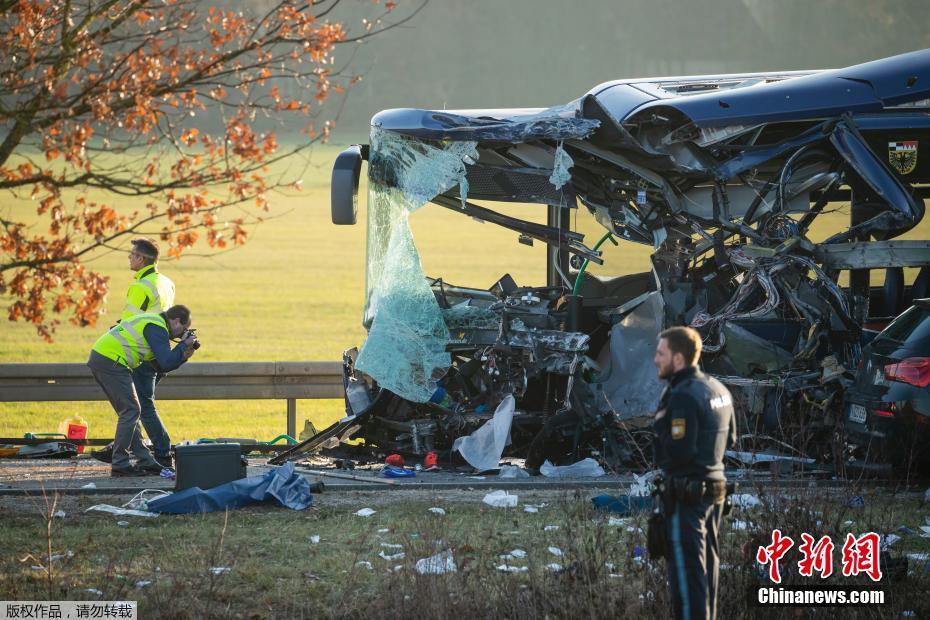 德國兩輛校車迎面相撞 導(dǎo)致約40人受傷5人傷勢嚴(yán)重