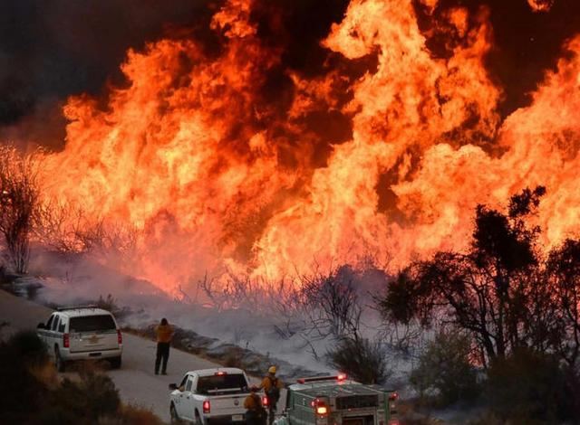 英雄司機駕駛校車穿越加州火海，帶領22名天堂鎮(zhèn)學生安全脫險