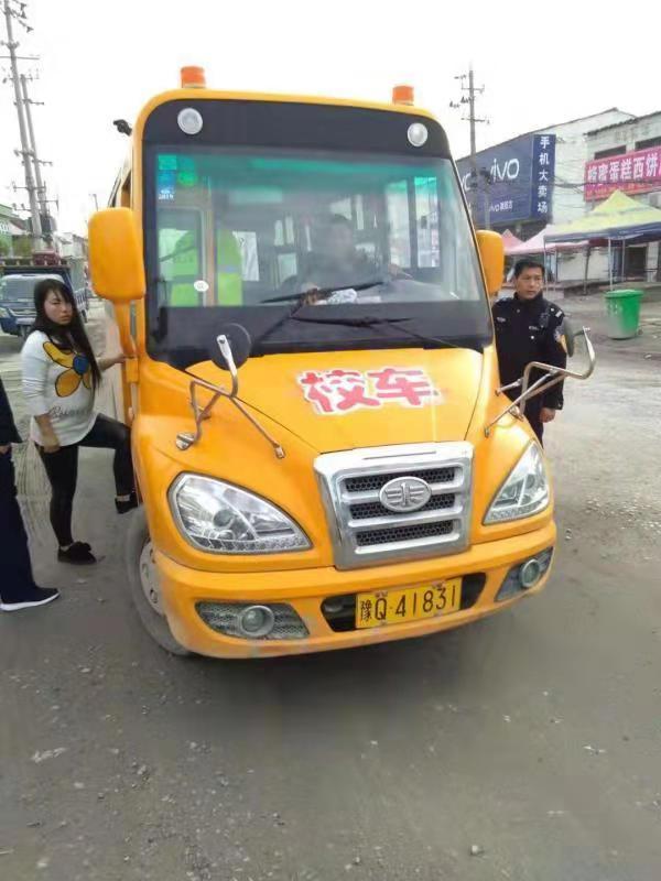 汝南:使用假證開校車 交警拘你沒商量 使用假證開校車 交警拘你沒商量