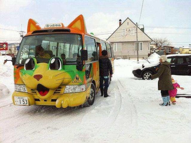 日本網(wǎng)友吐槽：坐這樣的校車我愿意天天去上學(xué)