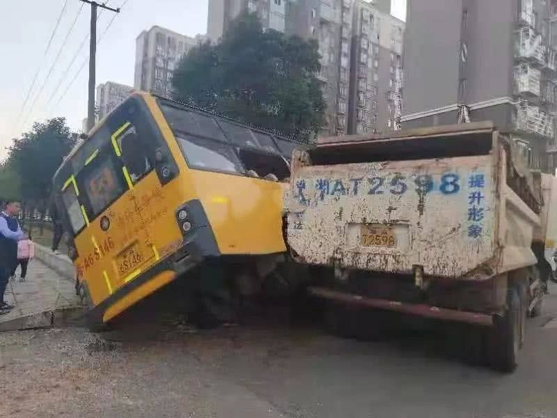 長(zhǎng)沙：校車與渣土車相撞二人受傷