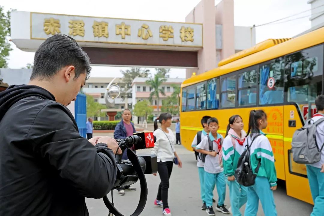 江門(mén)：政府購(gòu)買(mǎi)資源，臺(tái)山實(shí)施校車(chē)接送保障學(xué)生安全