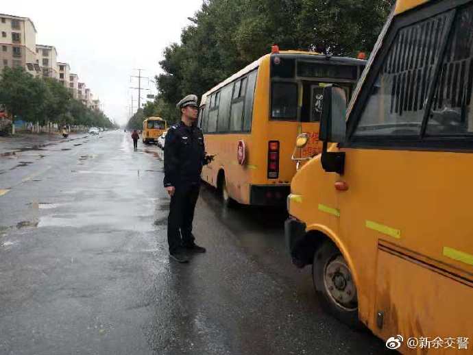 新余交警高新大隊民警組織轄區(qū)幼兒園開展校車安全檢查活動/ 新余交警高新大隊民警組織轄區(qū)幼兒園開展校車安全檢查活動