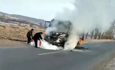 朝陽一校車起火 車燒報廢 孩子們都沒事