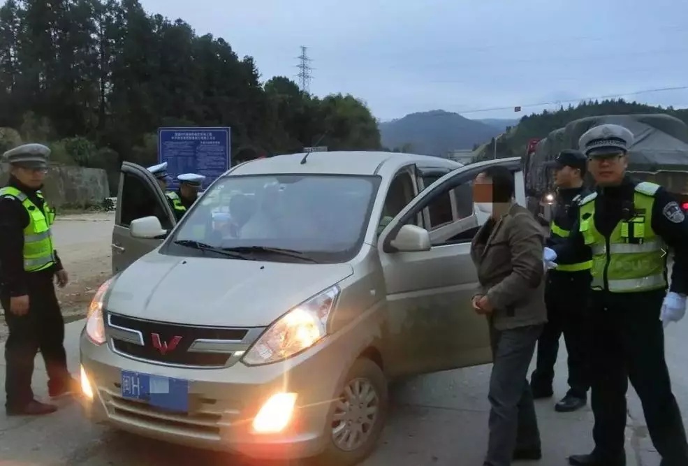 浦城交警嚴(yán)查非法營(yíng)運(yùn)“黑校車” 保障學(xué)習(xí)出行安全