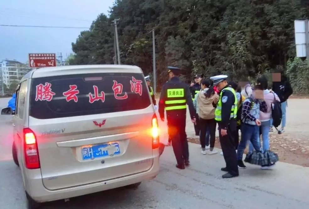 浦城交警嚴(yán)查非法營(yíng)運(yùn)“黑校車” 保障學(xué)習(xí)出行安全