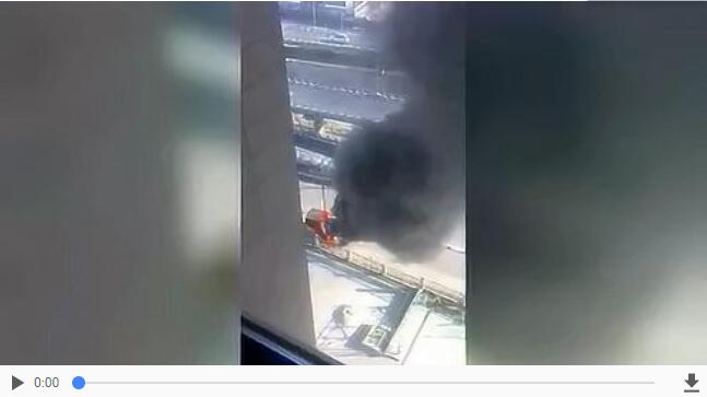 突發(fā)！太原西山某小學(xué)門口一校車發(fā)生火災(zāi)，現(xiàn)場濃煙滾滾