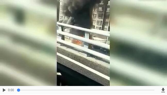 突發(fā)！太原西山某小學(xué)門口一校車發(fā)生火災(zāi)，現(xiàn)場濃煙滾滾