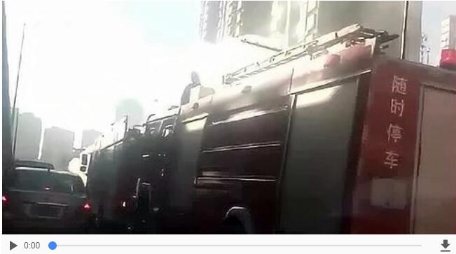 突發(fā)！太原西山某小學(xué)門口一校車發(fā)生火災(zāi)，現(xiàn)場濃煙滾滾