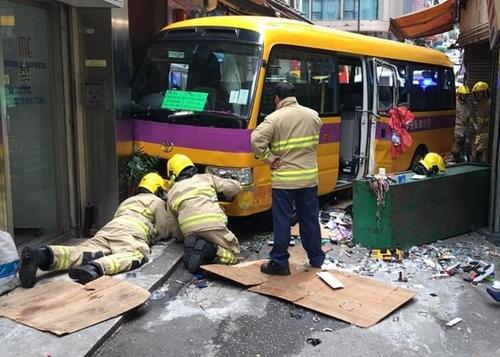 香港“無人校車”失控致3死11傷，初步懷疑手剎沒拉好