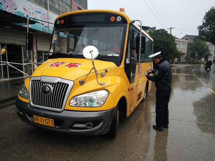 望江:多部門聯(lián)合加強冬季校車安全管理 望江:多部門聯(lián)合加強冬季校車安全管理