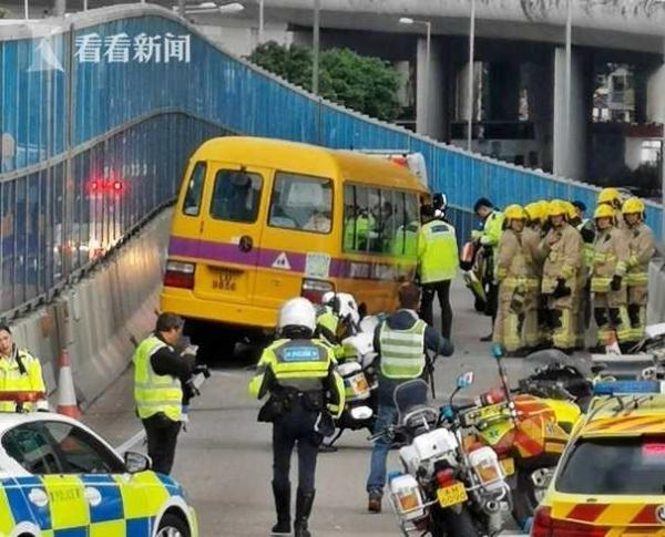 香港校車又出事！猛撞護欄 學(xué)童受困9人傷