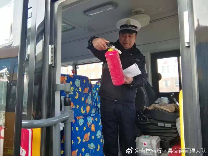 [百日安全行動(dòng)]輝南交警:大排查 大治理 密織校車(chē)安全網(wǎng)