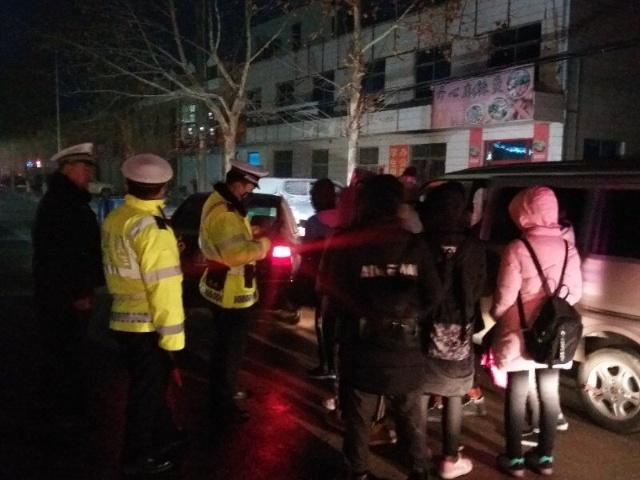 趁天黑，“黑校車”雪中超員，交警“偷偷”一路護(hù)送