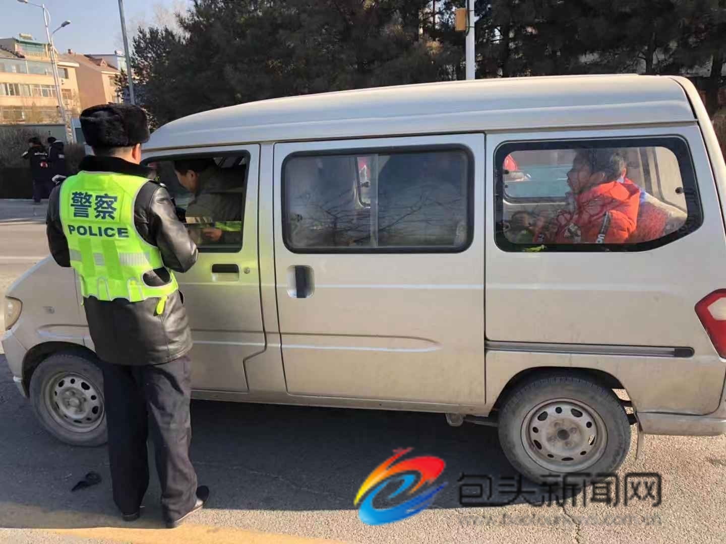 瓦工駕“黑校車”接送學(xué)生被查獲