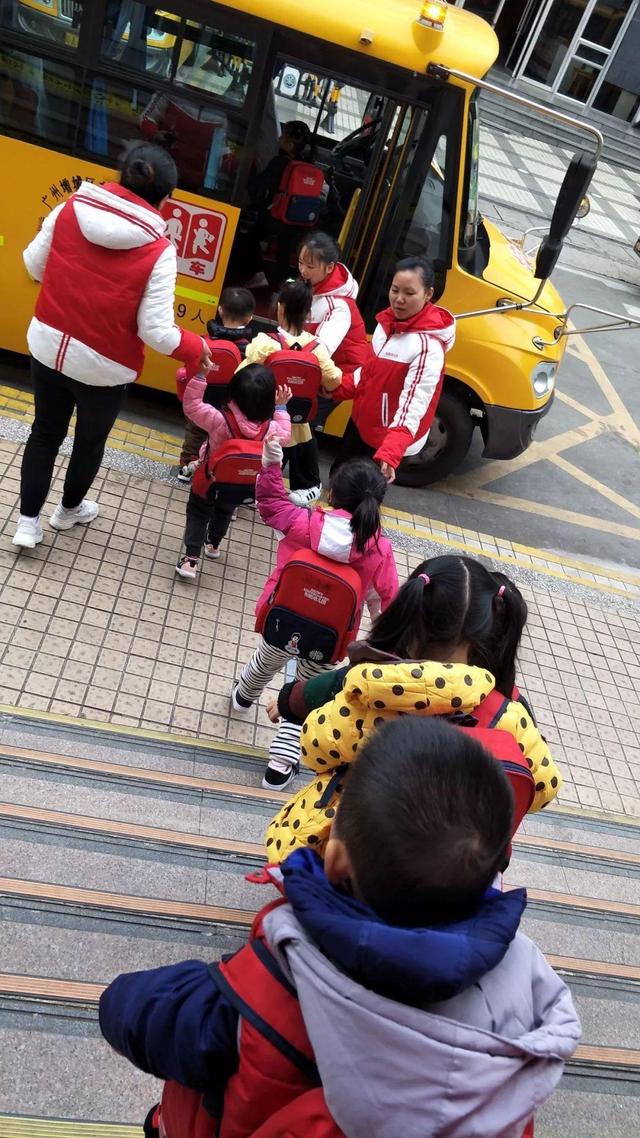 安全與我同行-校車安全演練/ 安全與我同行——記我園校車安全演練