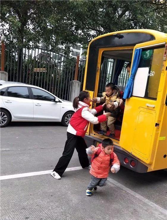 安全與我同行-校車安全演練/ 安全與我同行——記我園校車安全演練