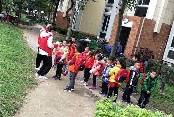 安全與我同行-校車安全演練/ 安全與我同行——記我園校車安全演練