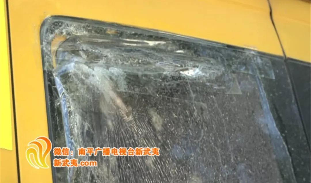 南平一幼兒園校車被砸 查看監(jiān)控發(fā)現(xiàn)…… 南平一幼兒園校車被砸 查看監(jiān)控發(fā)現(xiàn)……