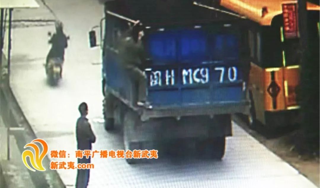 南平一幼兒園校車被砸 查看監(jiān)控發(fā)現(xiàn)…… 南平一幼兒園校車被砸 查看監(jiān)控發(fā)現(xiàn)……