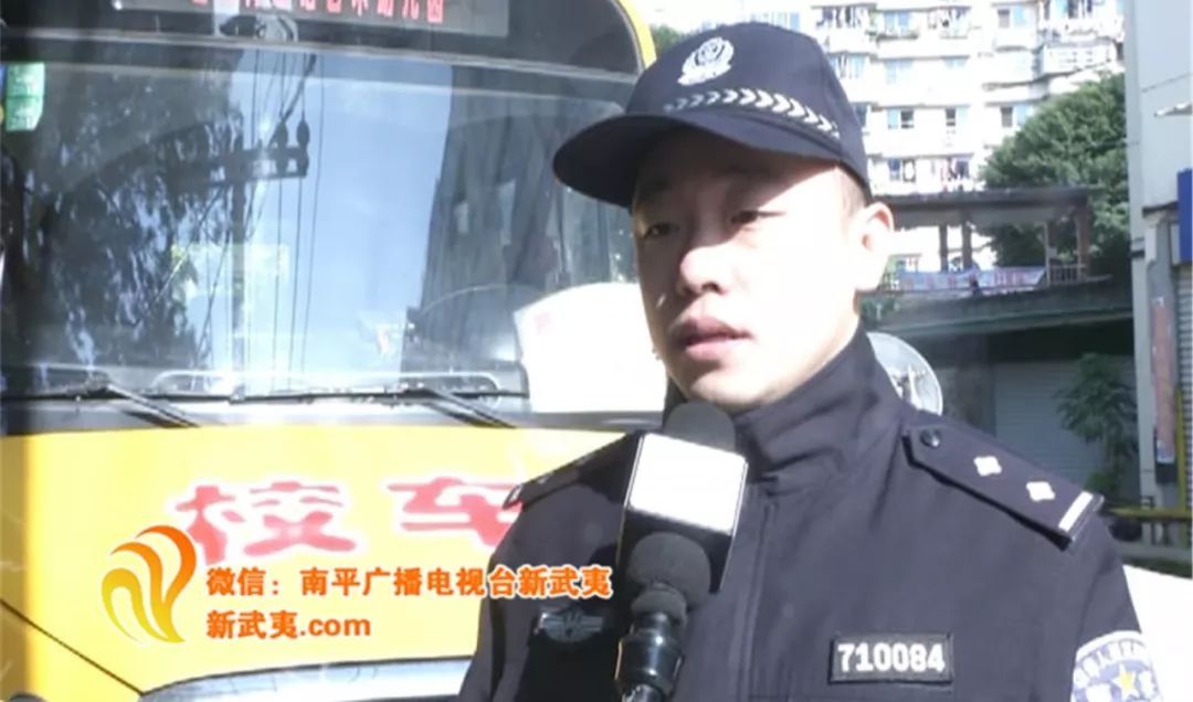 南平一幼兒園校車被砸 查看監(jiān)控發(fā)現(xiàn)…… 南平一幼兒園校車被砸 查看監(jiān)控發(fā)現(xiàn)……