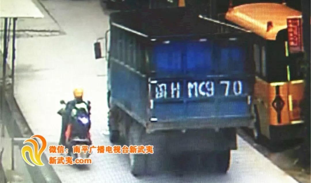 南平一幼兒園校車被砸 查看監(jiān)控發(fā)現(xiàn)…… 南平一幼兒園校車被砸 查看監(jiān)控發(fā)現(xiàn)……