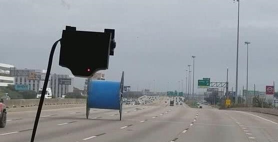 學(xué)生們乘坐校車上學(xué)，無意瞥見路上有個(gè)無人駕駛的“輪子”