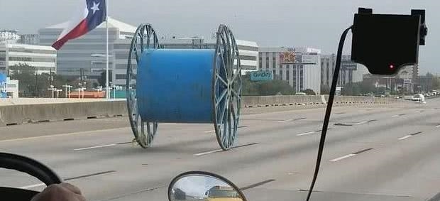 學(xué)生們乘坐校車上學(xué)，無意瞥見路上有個(gè)無人駕駛的“輪子”