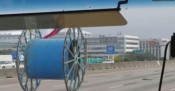 學(xué)生們乘坐校車上學(xué)，無意瞥見路上有個(gè)無人駕駛的“輪子”