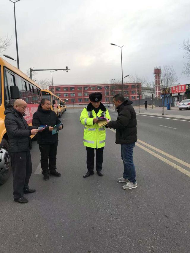 大同交警六大隊宣傳民警冬季攻堅對校車進(jìn)行綜合治理和宣傳