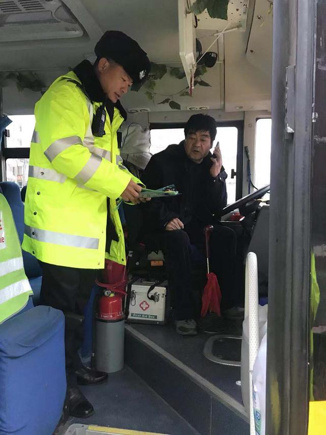 大同交警六大隊宣傳民警冬季攻堅對校車進(jìn)行綜合治理和宣傳