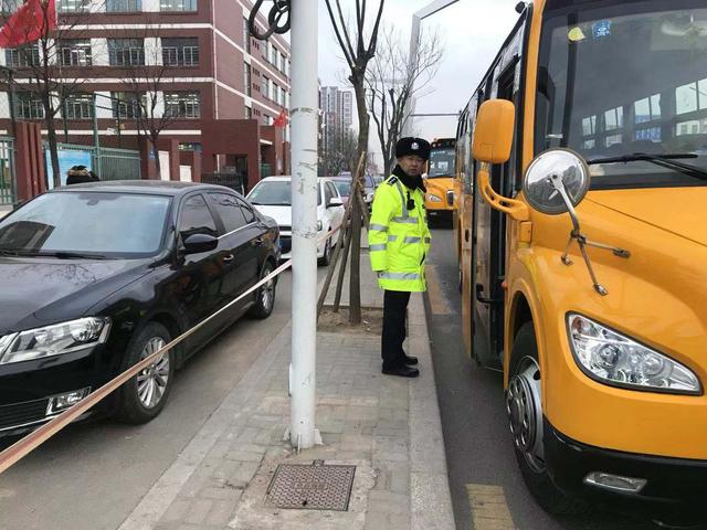大同交警六大隊宣傳民警冬季攻堅對校車進(jìn)行綜合治理和宣傳