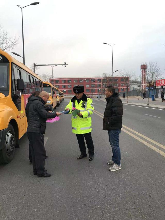 大同交警六大隊宣傳民警冬季攻堅對校車進(jìn)行綜合治理和宣傳