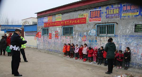 南陽社旗一天查處2起嚴重違法校車，駕駛員被處罰