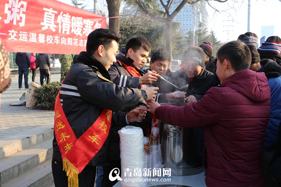 交運溫馨校車志愿者推出暖心臘八粥 免費送環(huán)衛(wèi)工上班族