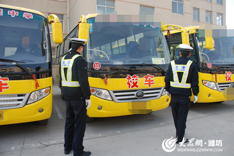 濰坊經(jīng)濟(jì)交警強(qiáng)化校車檢查 筑牢安全防線