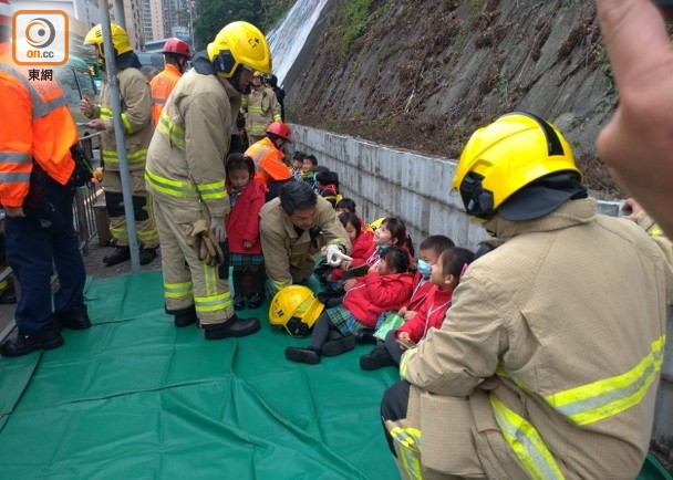 香港兩校車相撞，至少15名幼兒園學(xué)生受傷