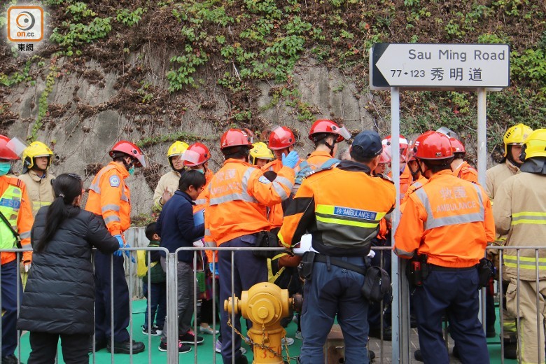 香港兩校車相撞，至少15名幼兒園學(xué)生受傷