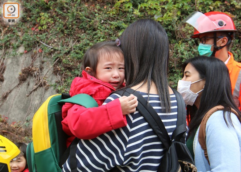 香港兩校車相撞，至少15名幼兒園學(xué)生受傷
