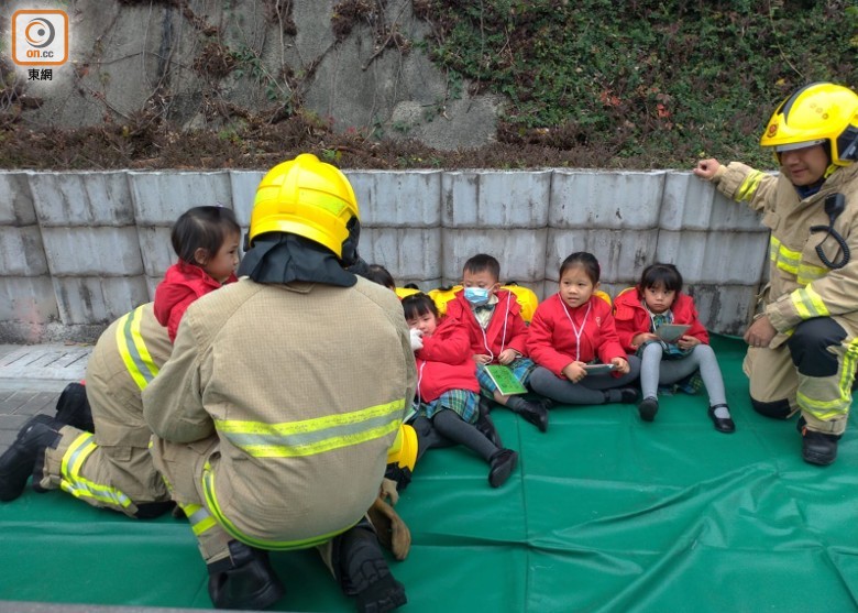 香港兩校車相撞，至少15名幼兒園學(xué)生受傷