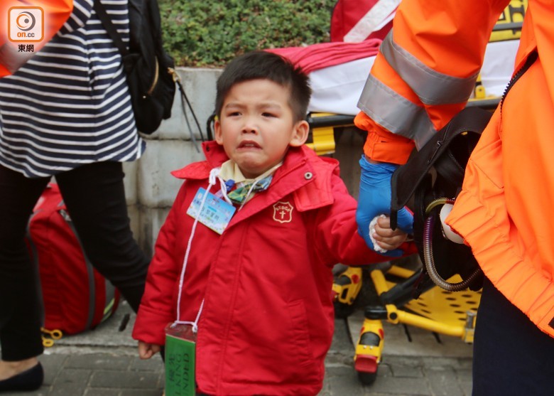 香港兩校車相撞，至少15名幼兒園學(xué)生受傷