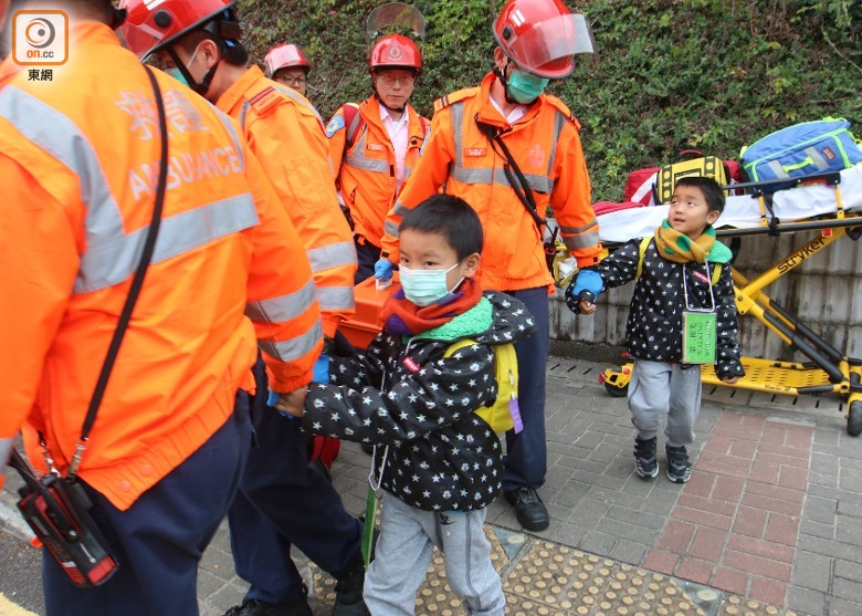香港兩校車相撞，至少15名幼兒園學(xué)生受傷