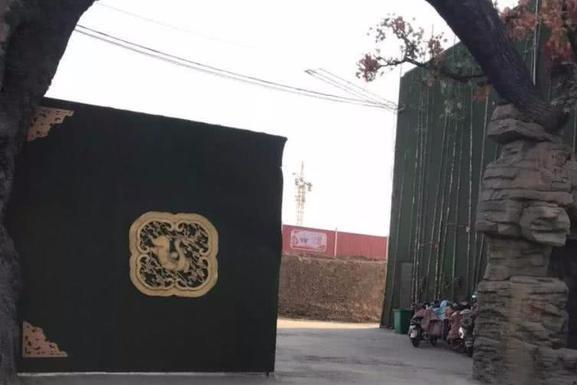 4歲男童被遺忘幼兒園校車內8個多小時, 被發(fā)現(xiàn)時尿褲子